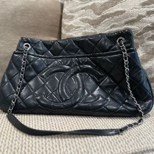 Large CHANEL Quilted Bag